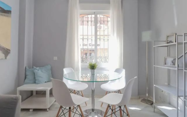 Bright And Quiet Apartment By Town
