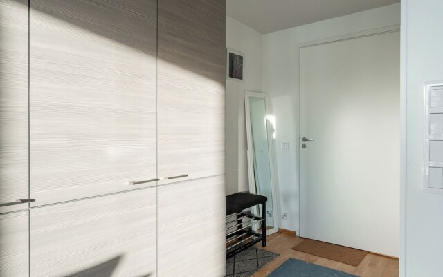 Bright 2BR Apartment with Lake Views