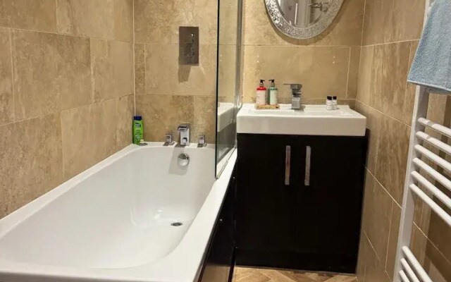 2 Bed Flat - Sleeps 4 - Parking - Wifi