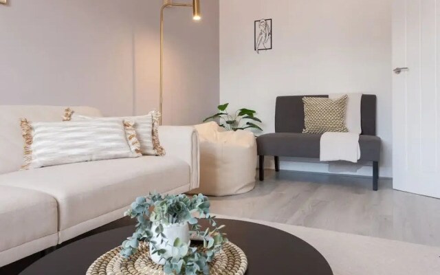 Perfect Booking 4 Bed Home in Stockport