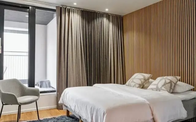 Luxurious 3-Br Apt with Balcony