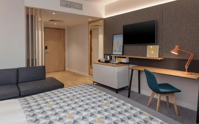 Holiday Inn London Heathrow - Bath Road by IHG