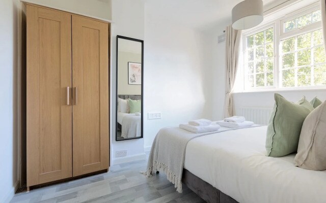 Cosy Room in Morden