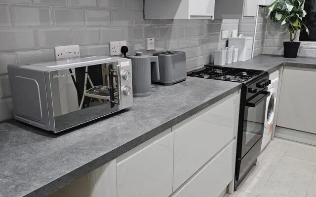 House Sleeps 6 With Free Parking