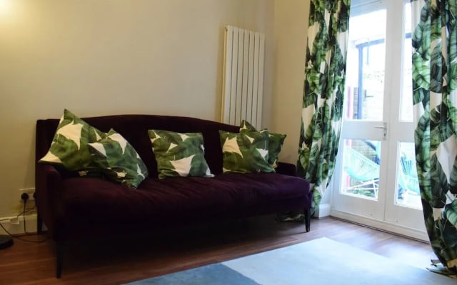 1 Bedroom Garden Flat in Zone 2
