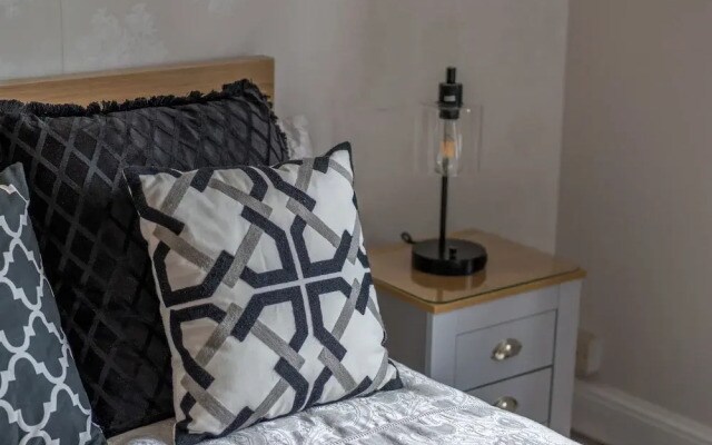 Cozy 3-bed flat near Vauxhall Gardens