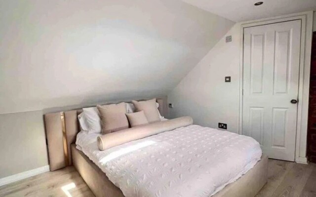 Luxury 3 Bedroom Penthouse w Massive Roof Terrace