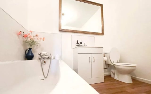 Tranquil Catford Retreat: Sleeps 4, With Garden