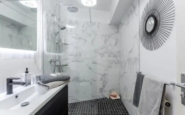Beautiful Modern Fully Furnished Studio