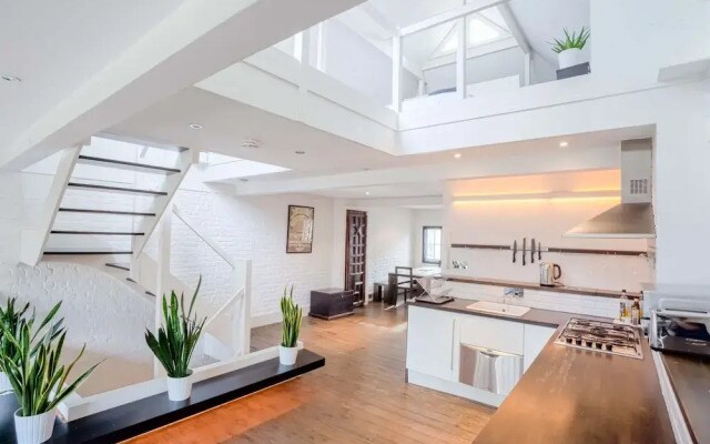 1 Bedroom Flat with Balcony Sleeps 4 in Southwark