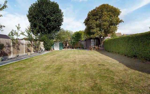 Stylish 3-bedroom Bungalow in London
