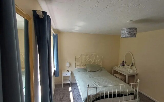 3 Bed House - Sleeps 5 - Pets - Parking