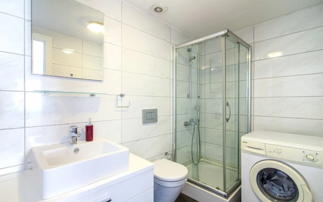 Sleek and Central Flat With Shared Pool in Sisli