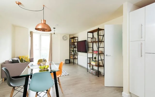 Bright and Spacious 2BR Flat in East London