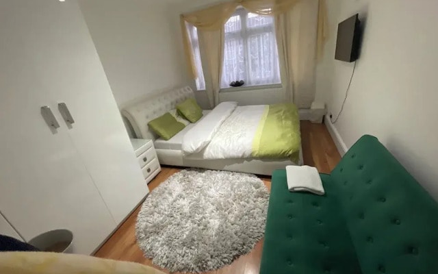 Luxurious 6-bed Entire House in London Ilford