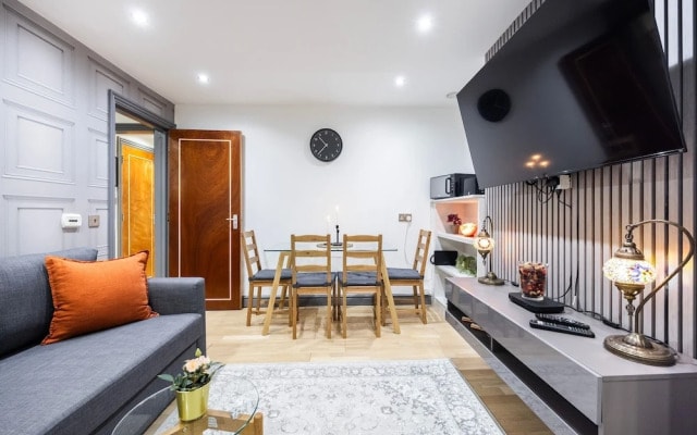 3 Bedroom Apartment by River Thames