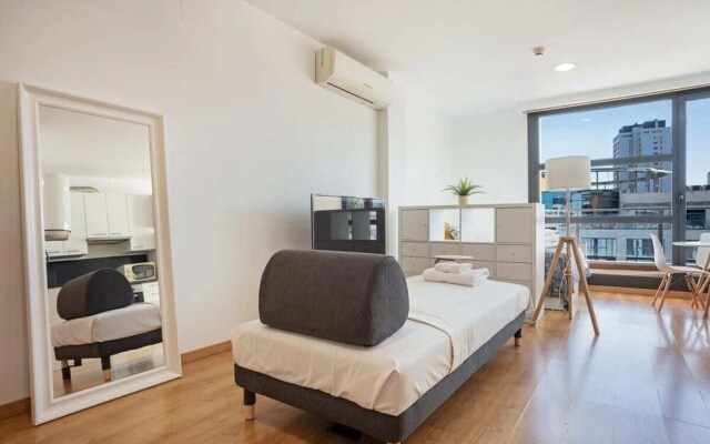 Studio w Balcony in Sanchinarro, 7 min to Train