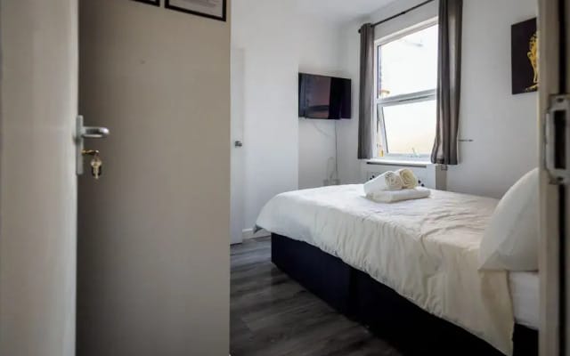 Ensuite1 Woodhouse private bath 2kitchen