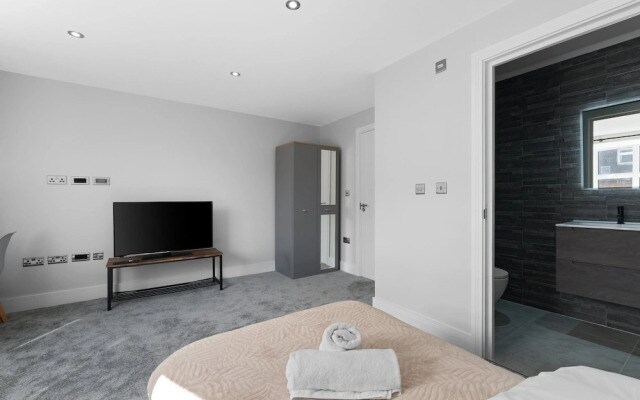 4BDR 3BA Family Home Garden in Isleworth