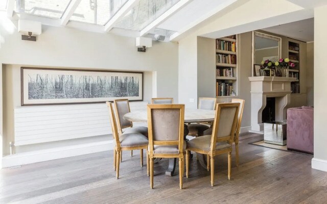 Holland Park Avenue VII by Onefinestay
