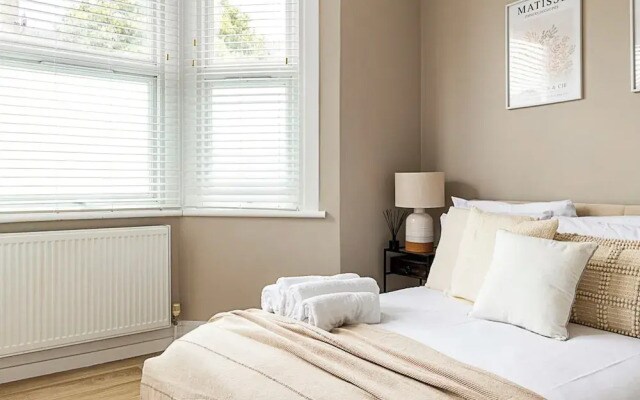 Luxurious 3 Bed Flat With Patio and Garden