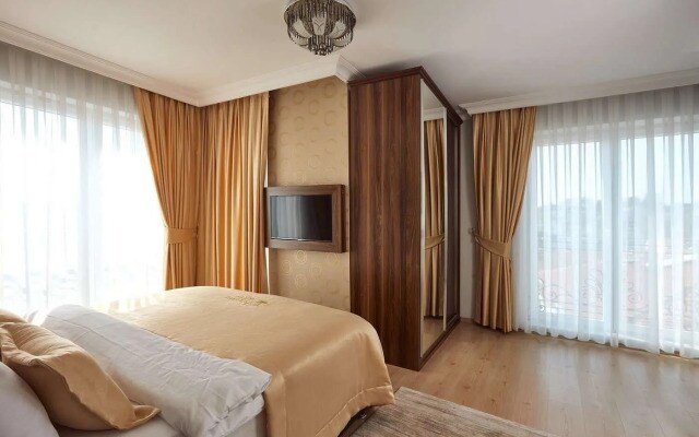 Tarabya Suit