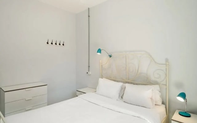 3 Bedroom Apt W/balcony 4 min to Tube