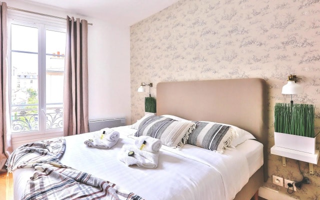B 823 - Buttes Chaumont - Spacieux appartement