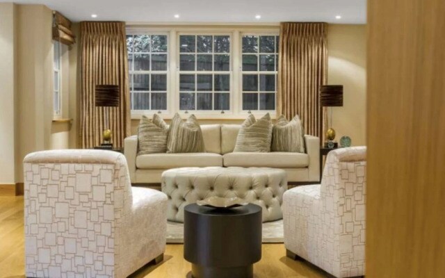 Luxury 6 Bedroom House for 12, With Parking