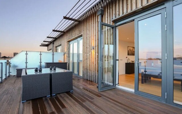 2 Bedroom Penthouse in Canada Water With Balcony