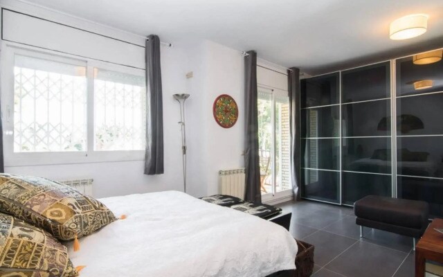 Sunny Apartment 3 Blocks to the Beach