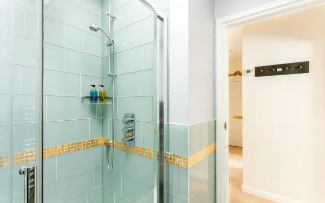 Traditional 2 bedroom flat