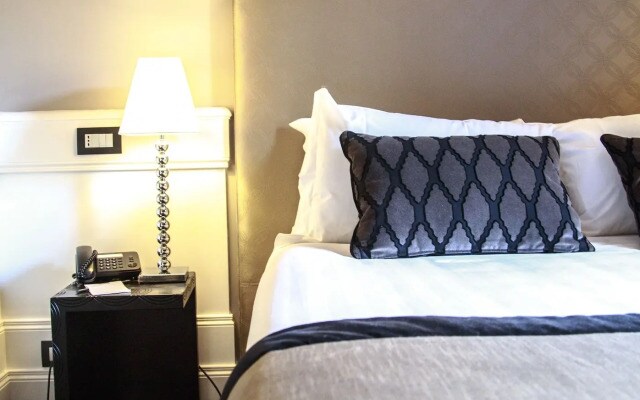 Отель The Independent Suites