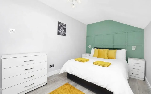 Stylish 4-bed Apartment - Parking & Central Links