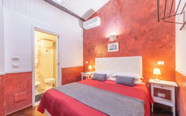 Room-skylight Double Room in History Hou