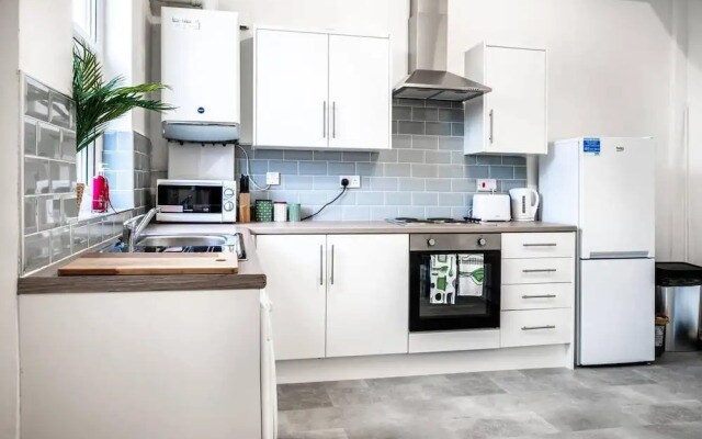 Modern Spacious 2 br House in Leigh, Free Parking