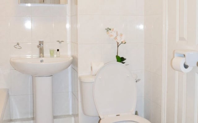 OYO Home Docklands 2 Bedroom Apartment