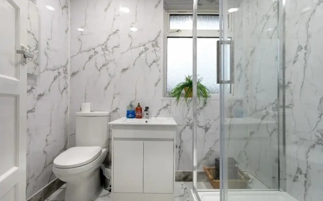 3-beds, Sleeps 5, w/ Parking, 10 Mins From Centre