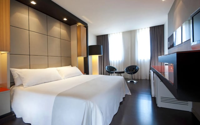 Отель Barcelona Condal Mar Affiliated by Meliá