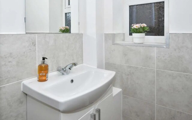 Orion House - sleeps 6, driveway, garden
