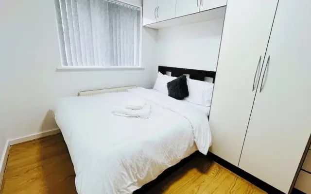 Northolt - House - Sleeps 6 - Parking - Garden