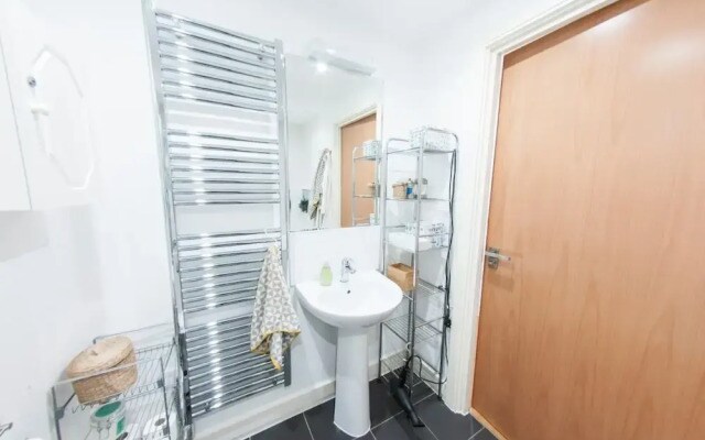 Quiet, Spacious 1BR Hackney Central Flat for 3