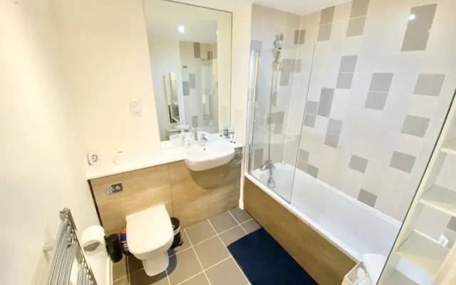 2-bed Apartment Parking Deep Cleaned Professionally