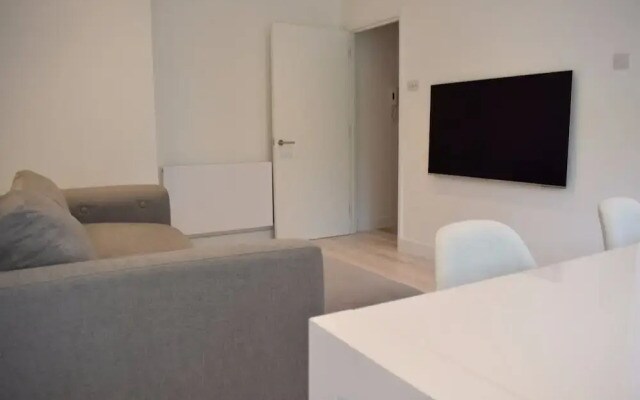 Stylish 2 Bedroom Apartment in Queen's Park