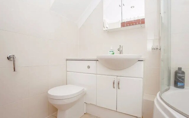 A Bright Top Floor Maisonette Along The Quays