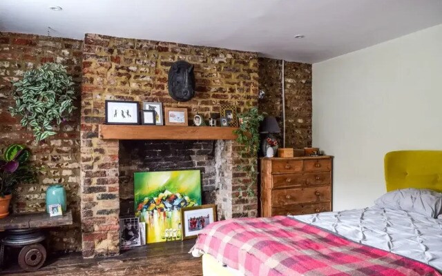 Stylish 1 Bedroom Flat With A Beautiful Garden