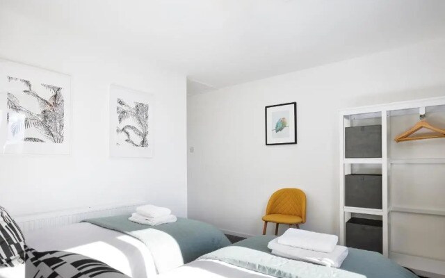 Charming 2 Bed Home, Quiet Village + Free Parking