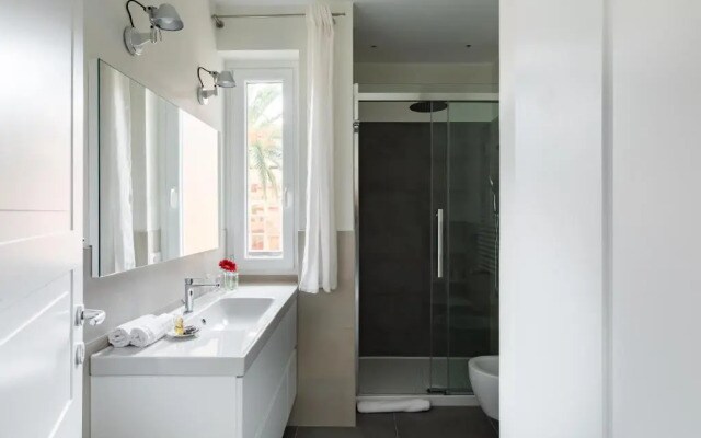 Quiet apartment with balcony at the Trevi Fountain
