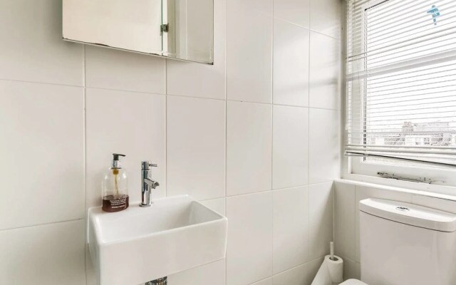 Spacious 3 Bedroom Home in North London W/terrace