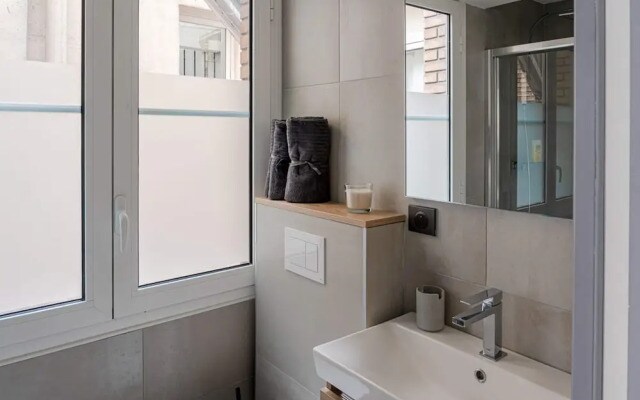 Design Apartment Close to Opera